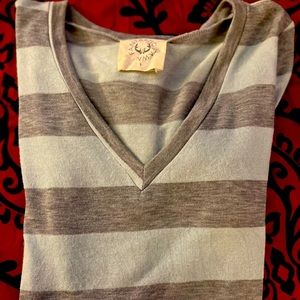 Vneck hi-lo short sleeve top